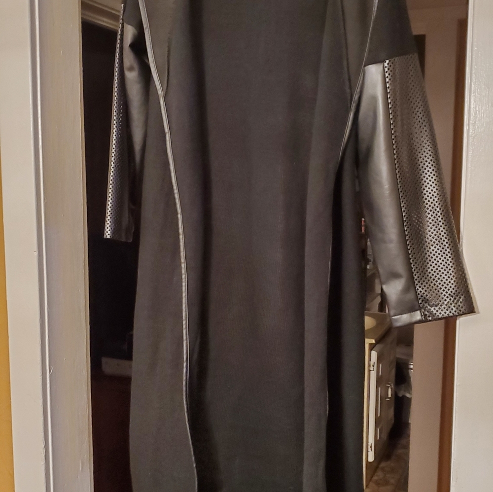 Clothes - Picture 4 of 17